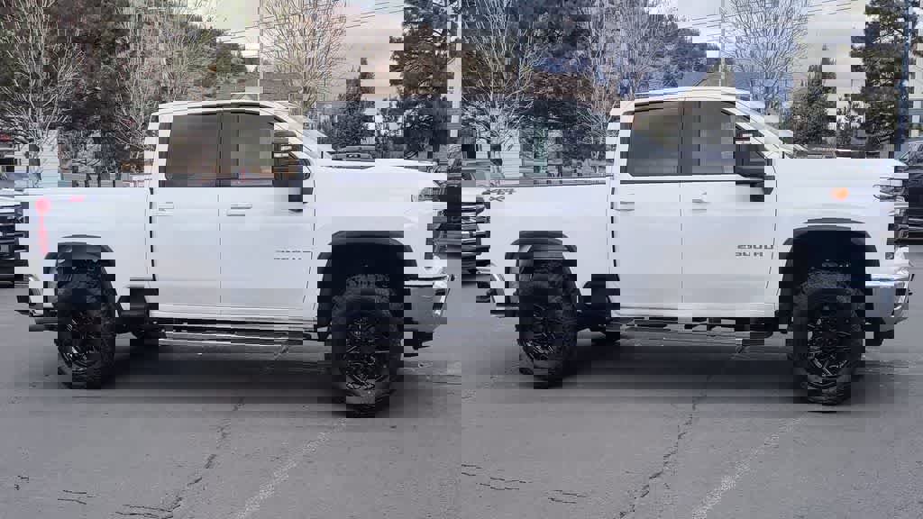 Used 2024 Chevrolet Silverado 2500 LT image 2