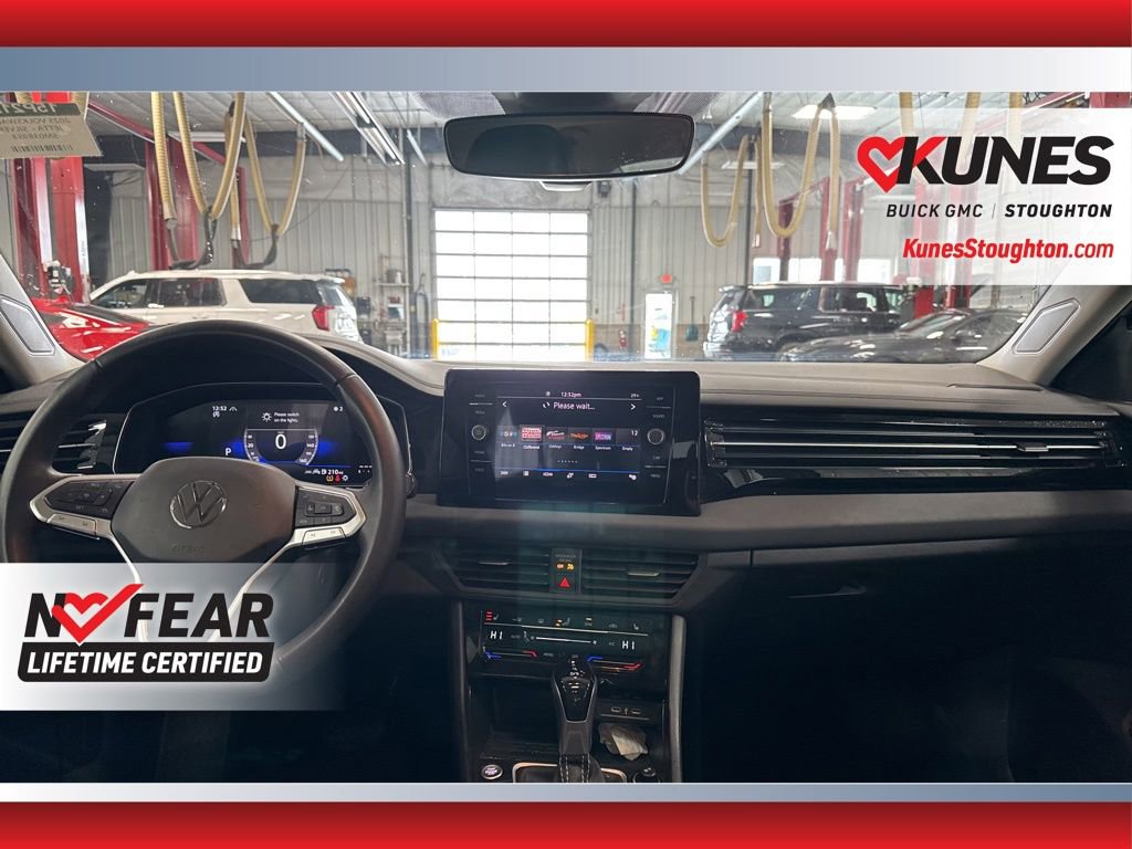 Used 2025 Volkswagen Jetta SE image 34