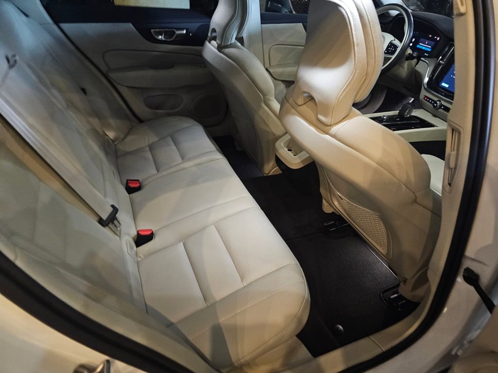 Certified 2024 Volvo V60 B5 Cross Country Plus image 9