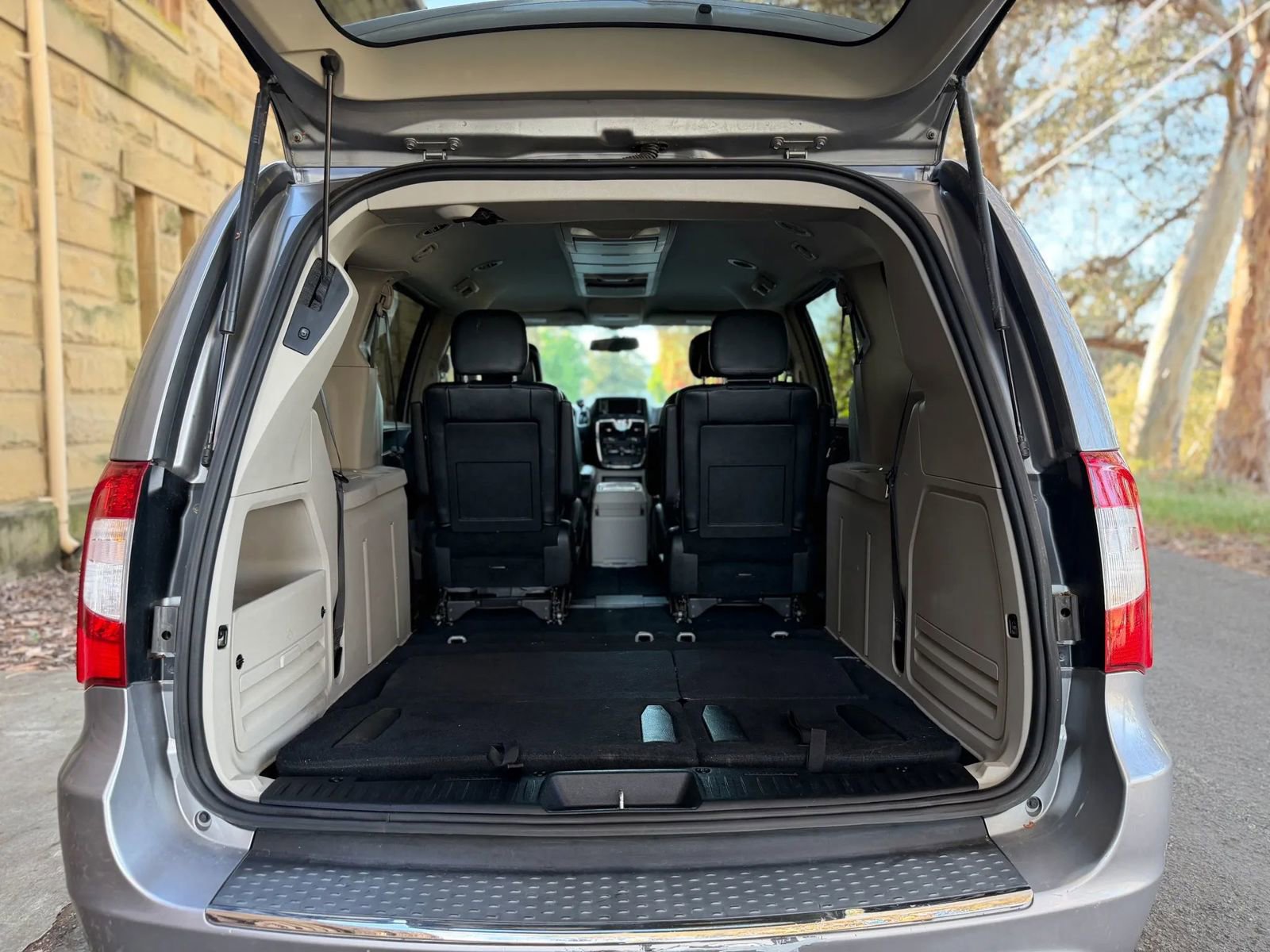 Used 2015 Chrysler Town & Country Touring FWD image 22