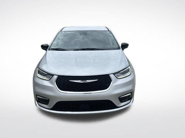 Used 2024 Chrysler Pacifica Touring-L FWD image 8