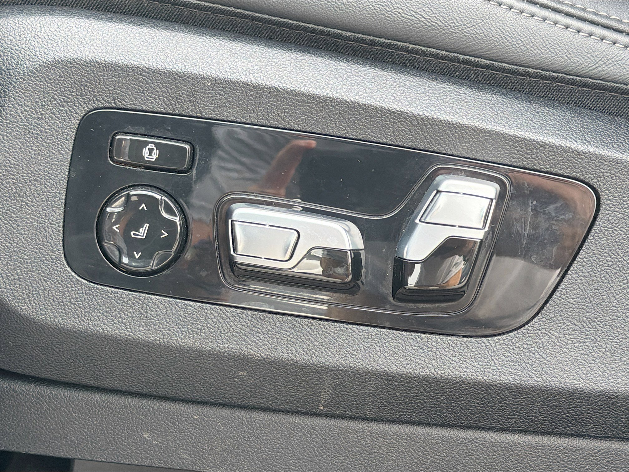 Used 2024 BMW X7 xDrive40i w/ Premium Package AWD/4WD image 27