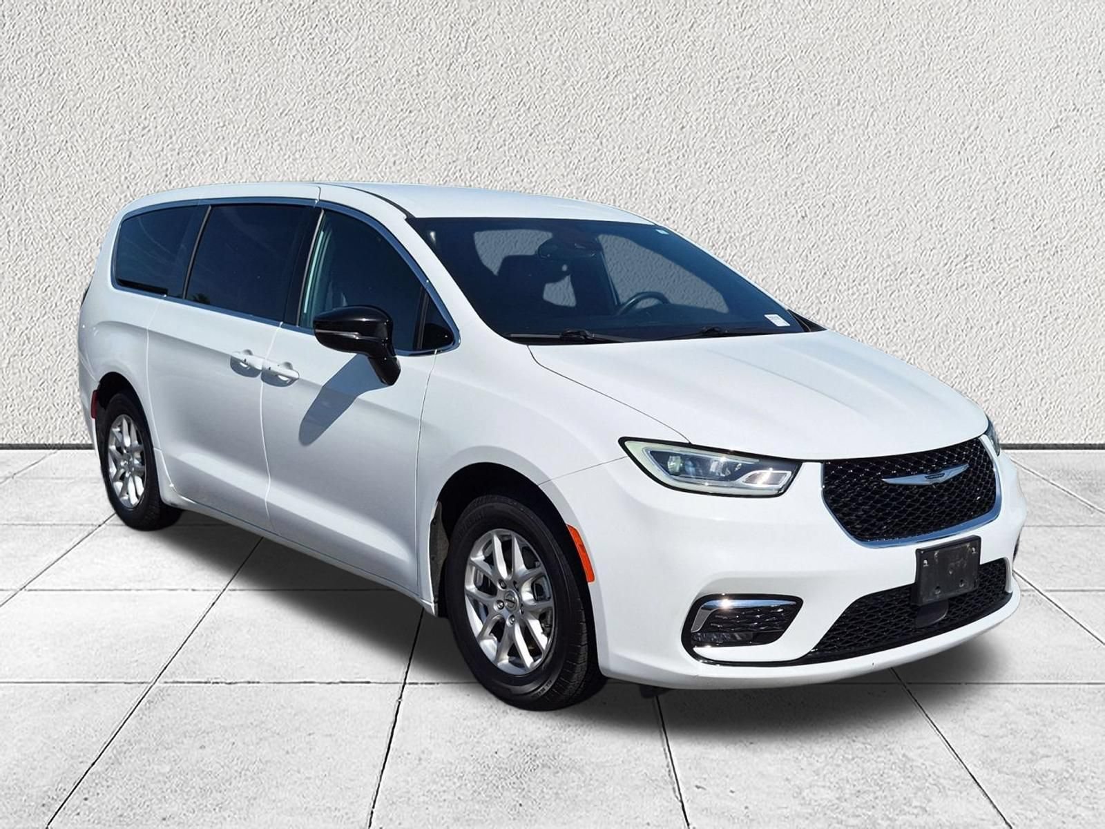 Used 2025 Chrysler Pacifica Select
