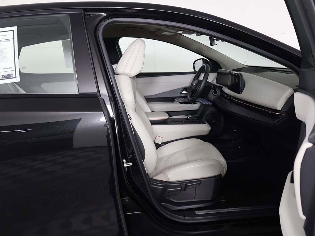 Used 2023 Nissan Ariya AWD image 31
