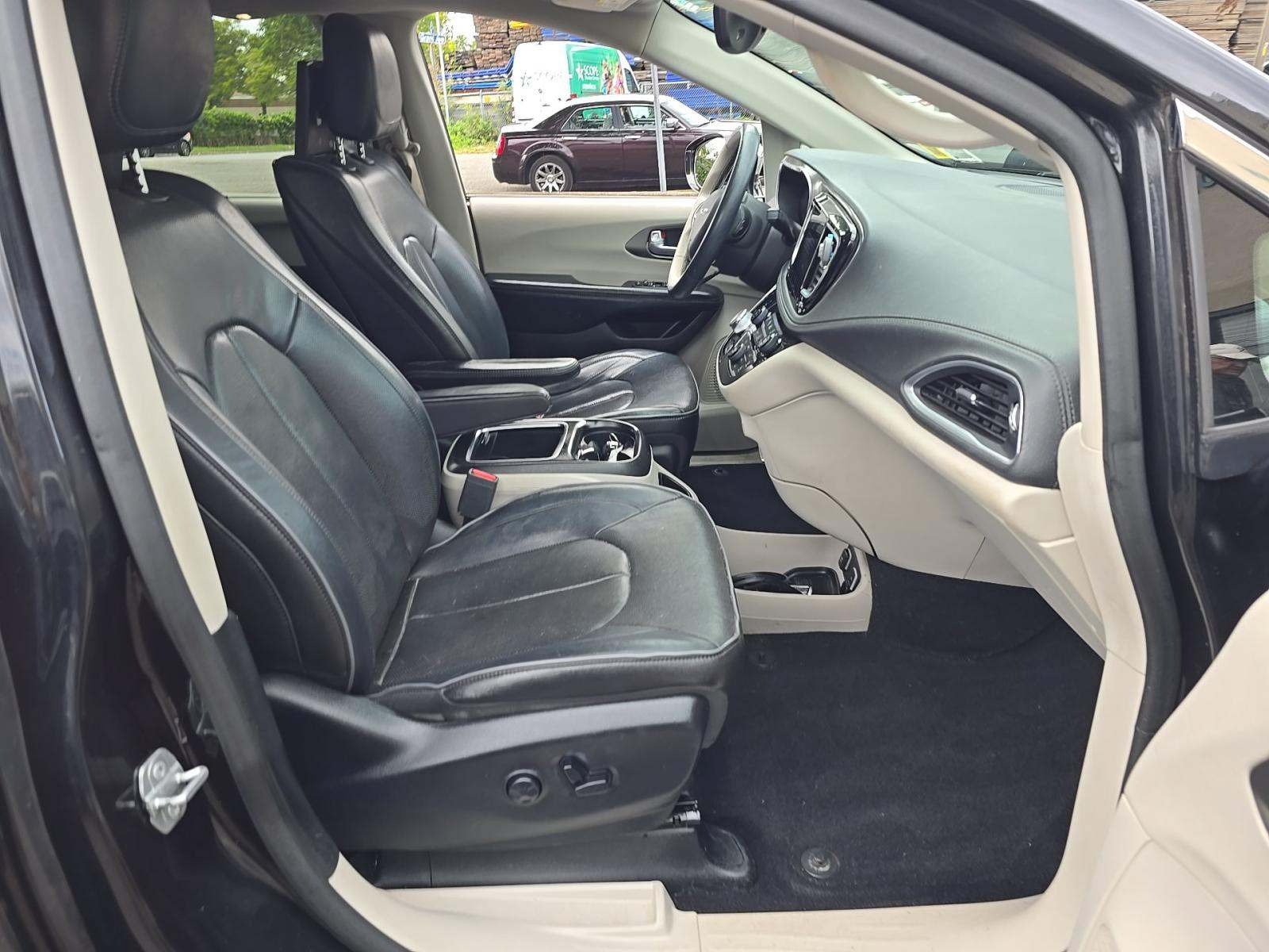 Used 2018 Chrysler Pacifica Limited w/ Tire & Wheel Group FWD image 6