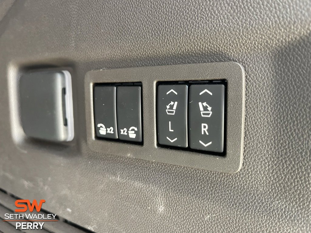 Used 2023 GMC Yukon SLT w/ SLT Luxury Package image 30