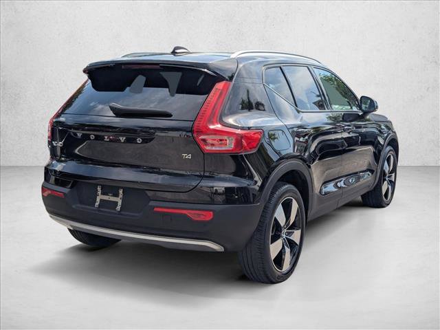 Used 2021 Volvo XC40 T4 Momentum w/ Premium Package FWD image 5
