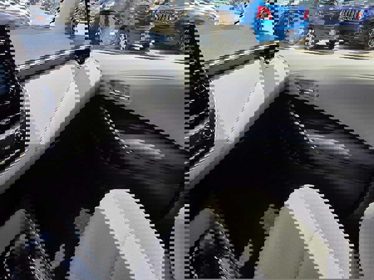 Used 2020 Toyota Corolla LE image 41