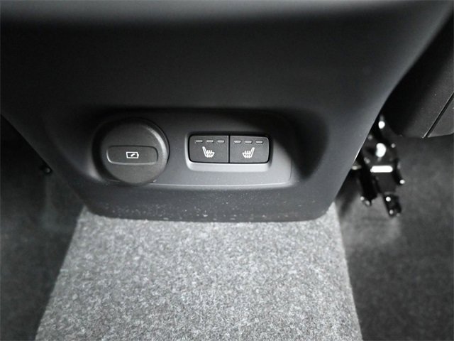 Used 2024 Volvo XC40 B5 Plus image 33
