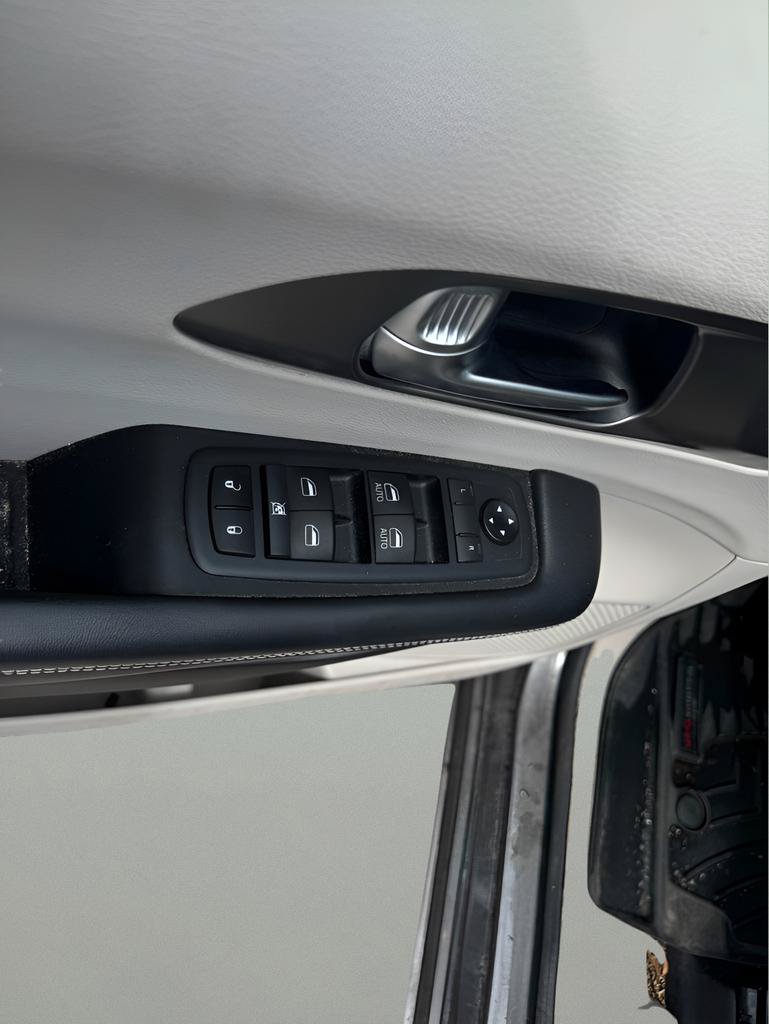 Used 2021 Chrysler Pacifica Touring-L FWD image 16