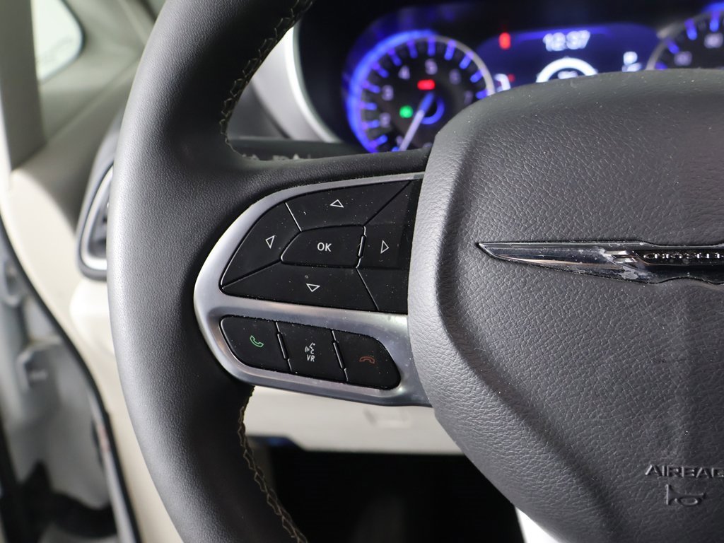 Used 2024 Chrysler Pacifica Touring-L image 42