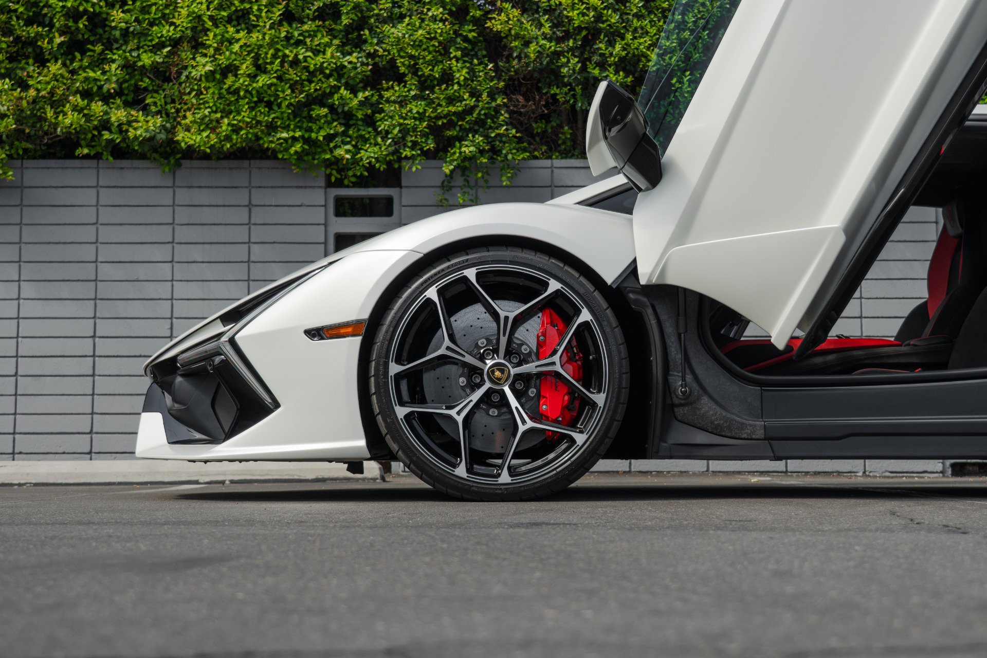 Used 2024 Lamborghini Revuelto image 25