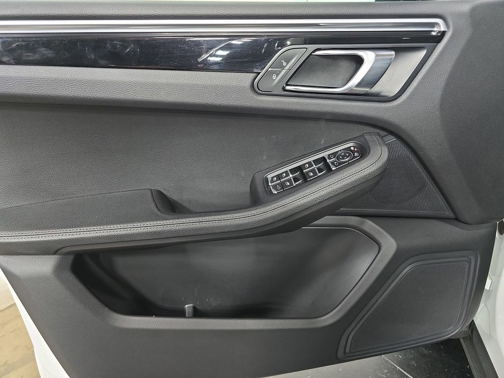 Used 2018 Porsche Macan AWD/4WD image 22