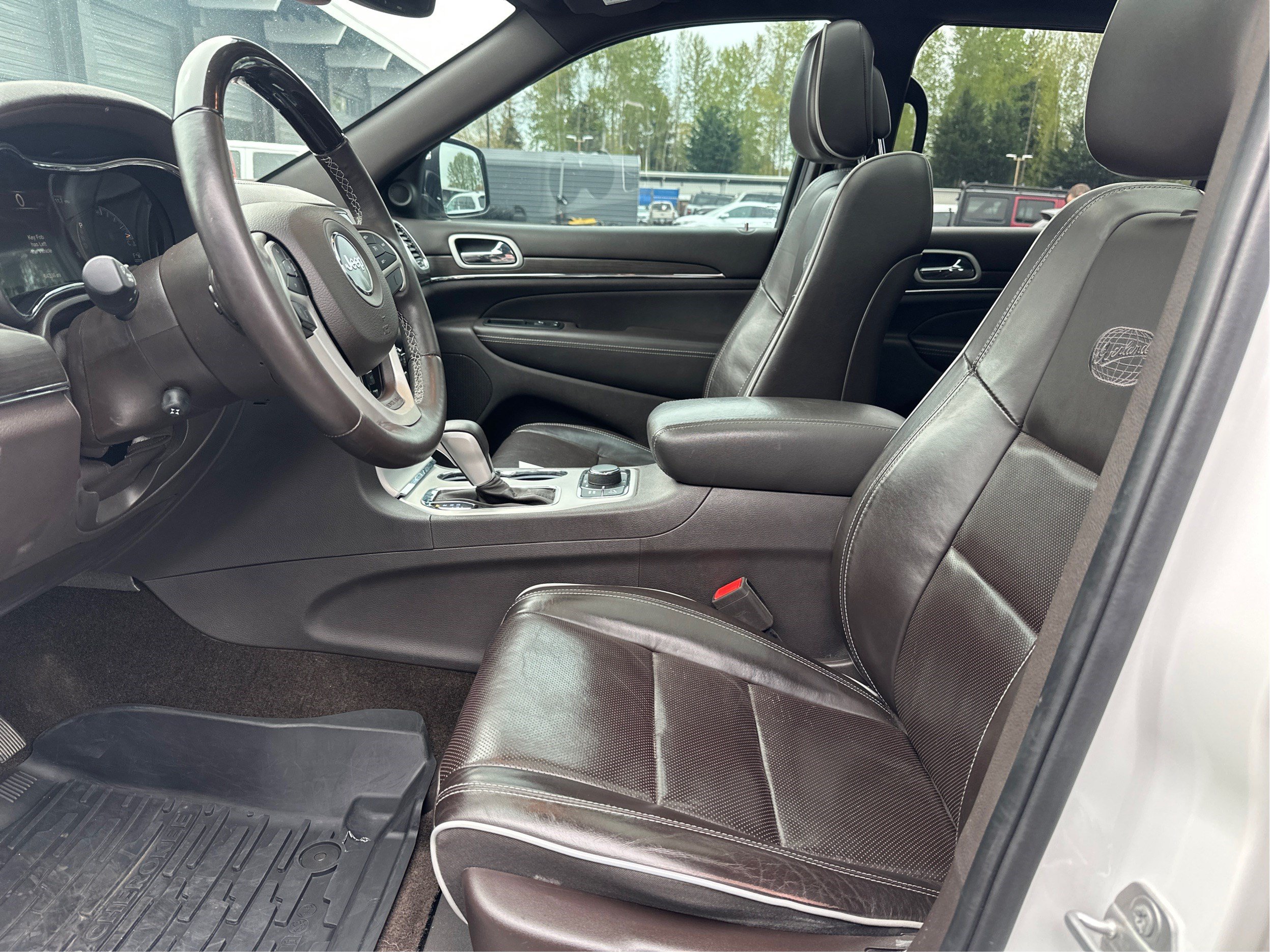 Used 2019 Jeep Grand Cherokee Overland w/ Interior Metal Package AWD/4WD image 9