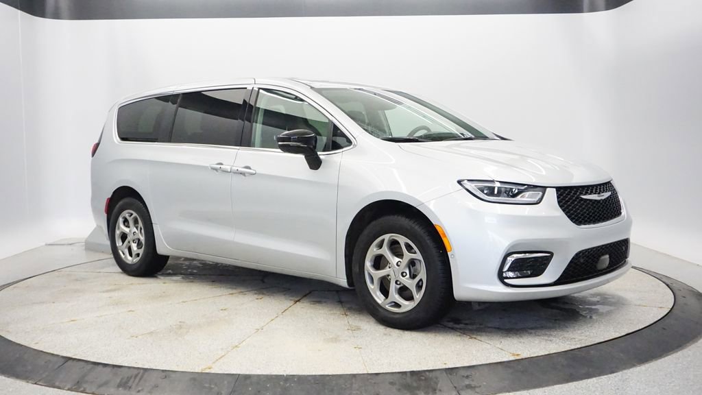 Used 2024 Chrysler Pacifica Limited image 7