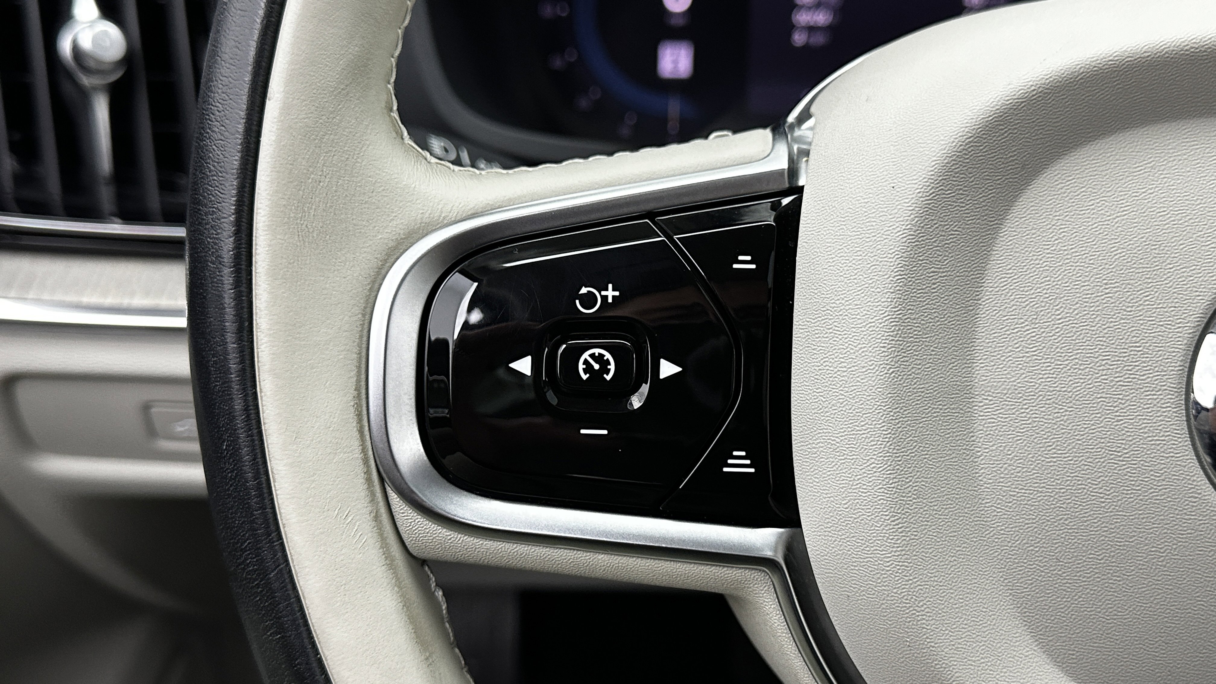 Used 2023 Volvo S60 T8 Plus image 23