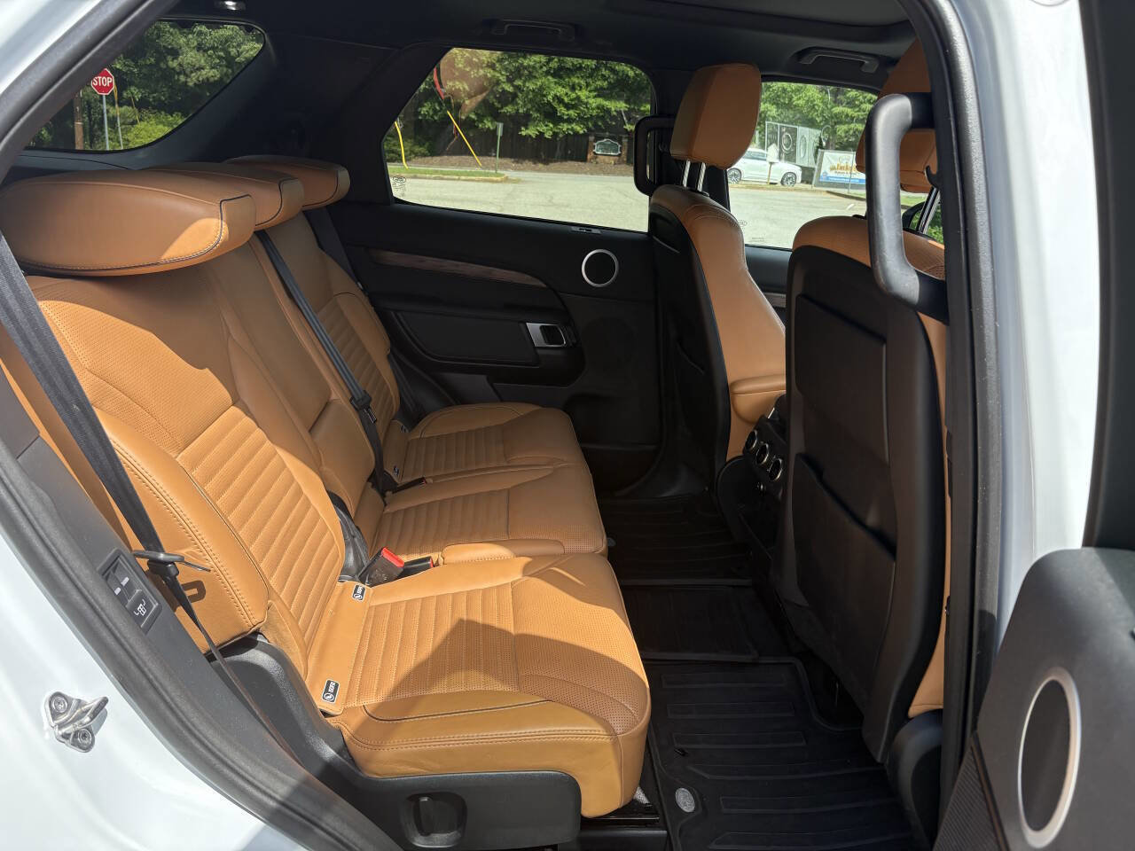 Used 2017 Land Rover Discovery HSE AWD/4WD image 16
