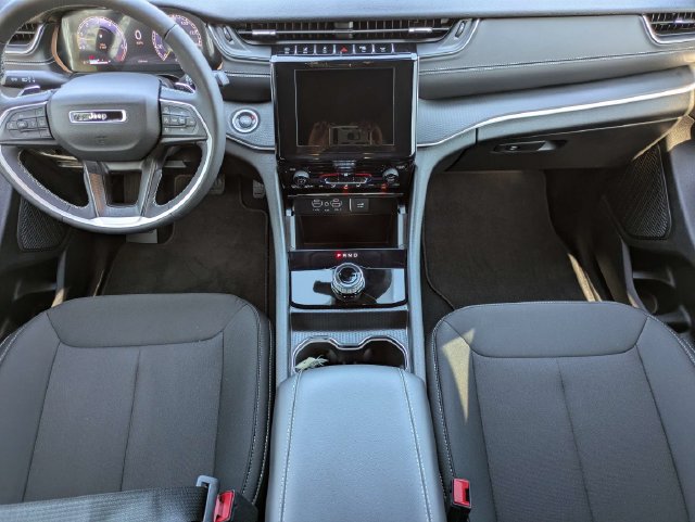 Used 2025 Jeep Grand Cherokee Laredo RWD image 18