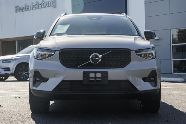 Certified 2025 Volvo XC40 B5 Plus image 2