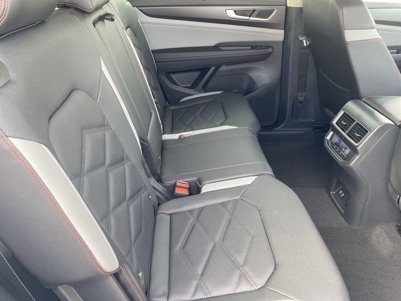 New 2026 Volkswagen Atlas Peak Edition image 9