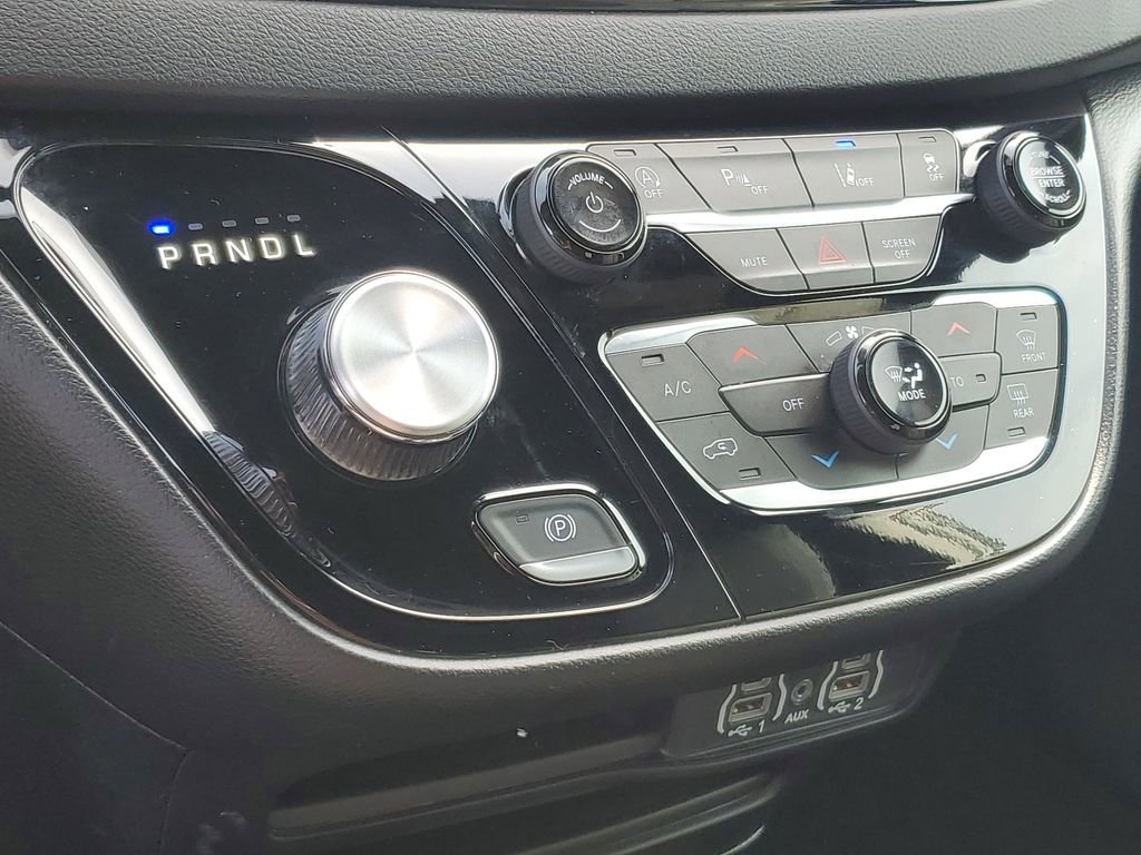 Used 2025 Chrysler Pacifica Select image 21