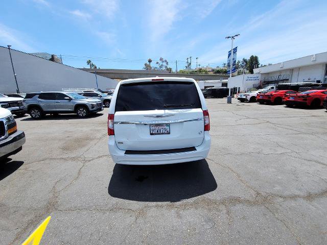 Used 2016 Chrysler Town & Country Touring FWD image 7