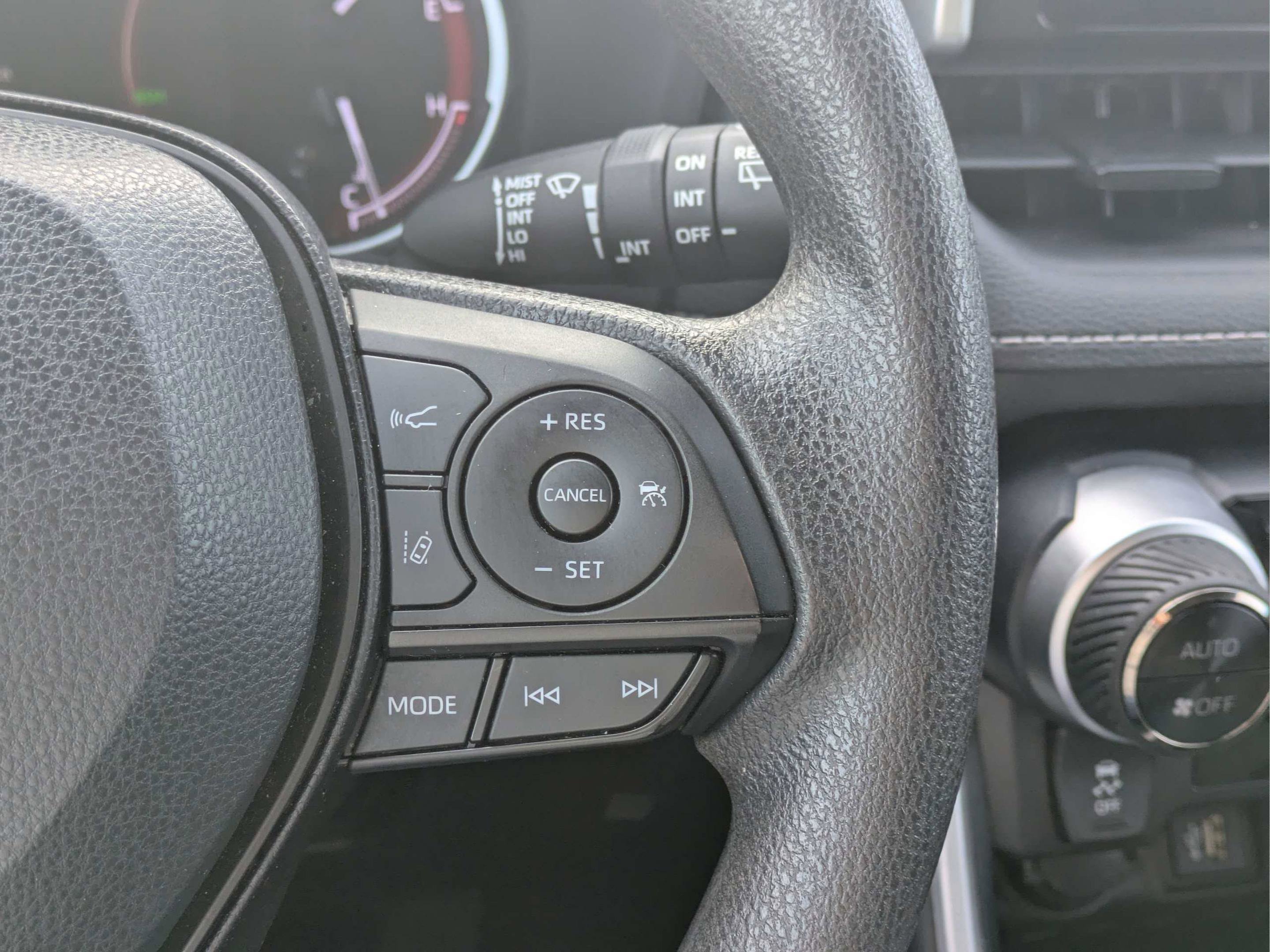 Used 2024 Toyota RAV4 XLE FWD image 28