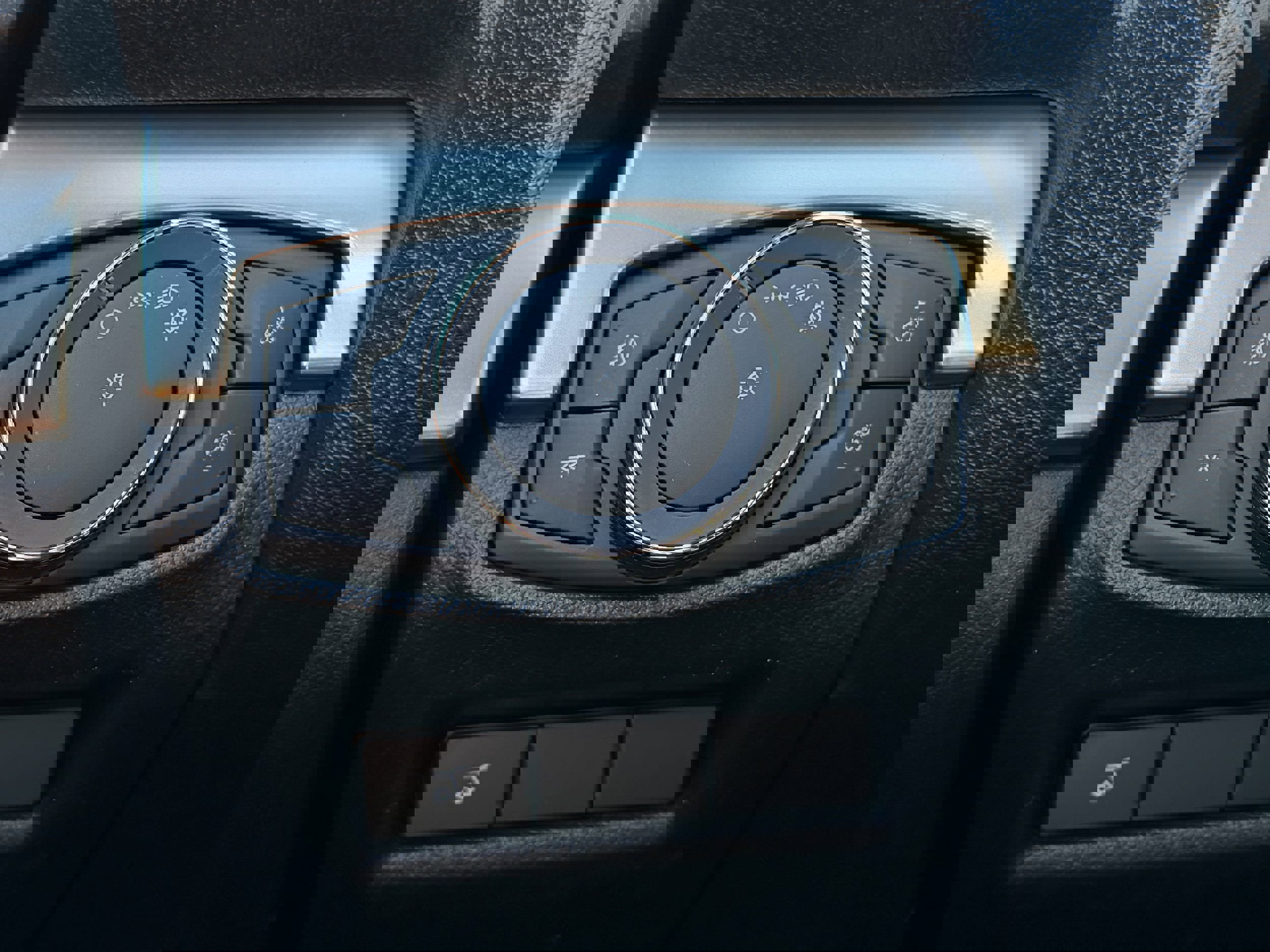 Used 2018 Ford Explorer XLT w/ Equipment Group 202A AWD/4WD image 23