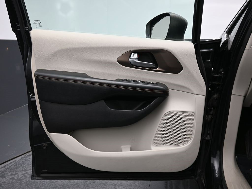 Used 2017 Chrysler Pacifica Touring image 30