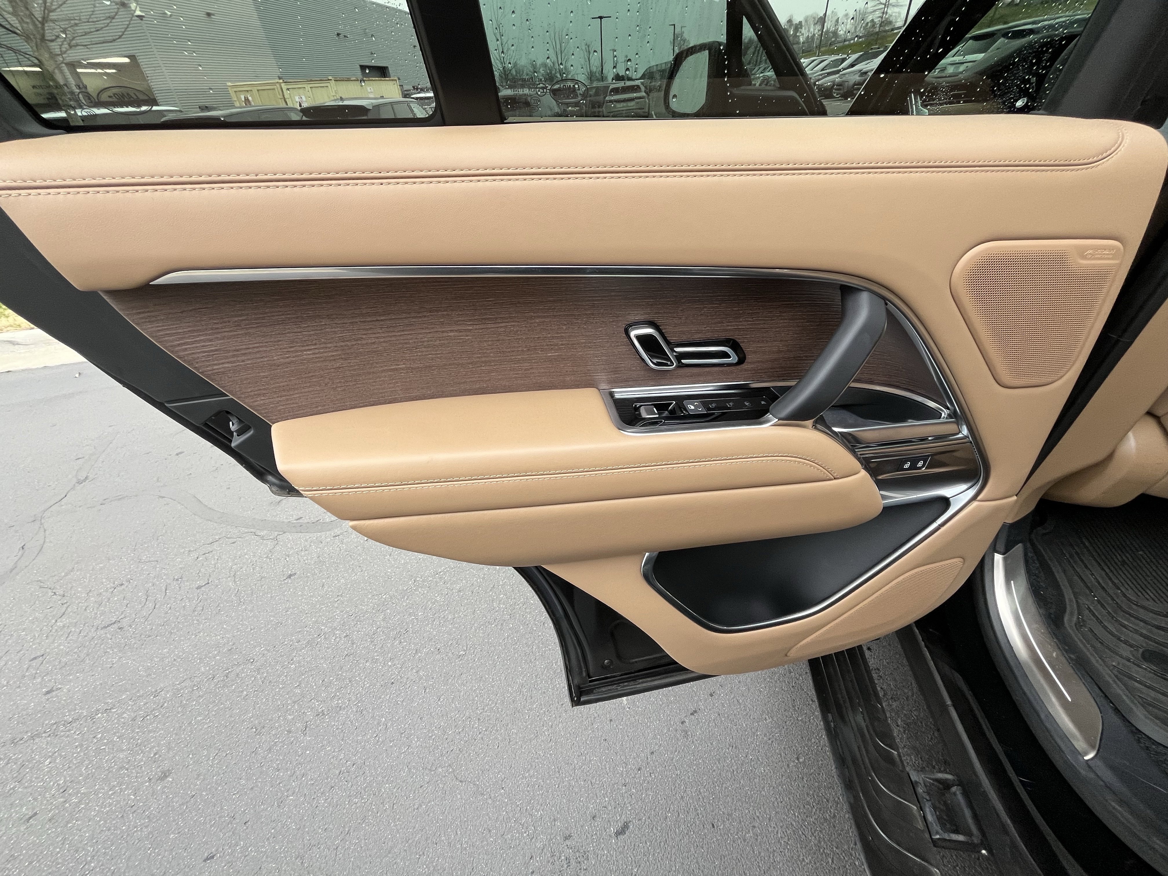 Certified 2025 Land Rover Range Rover SE image 27