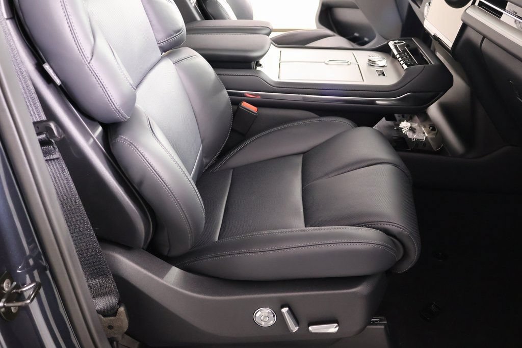 New 2025 Lincoln Navigator Reserve w/ Jet Appearance Package AWD/4WD image 14