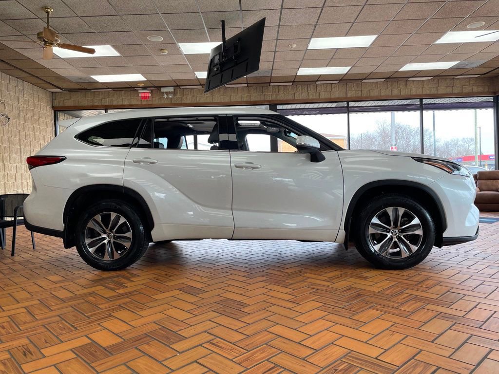 Used 2022 Toyota Highlander XLE AWD/4WD image 7