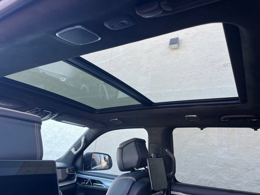 Certified 2022 Jeep Grand Wagoneer Series III w/ Rear Seat Video Group 1 AWD/4WD image 29