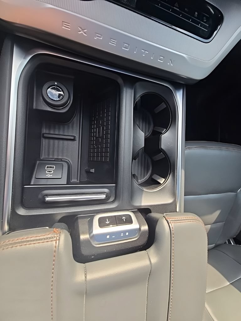Used 2025 Ford Expedition Active AWD/4WD image 39