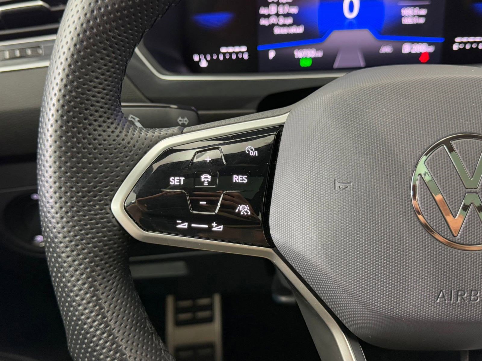 Used 2024 Volkswagen Tiguan SE R-Line image 20