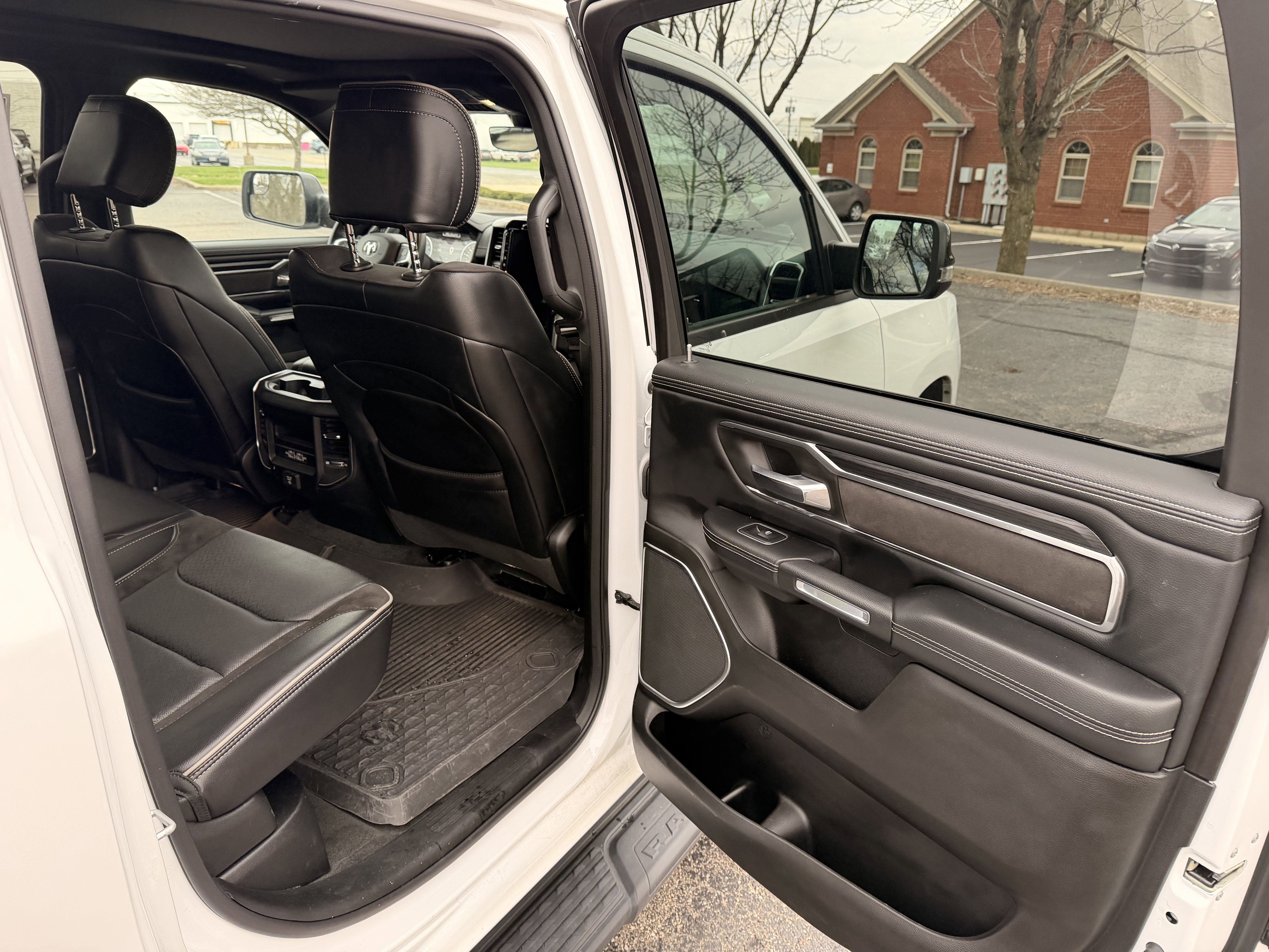 Used 2023 RAM 1500 Laramie AWD/4WD image 14