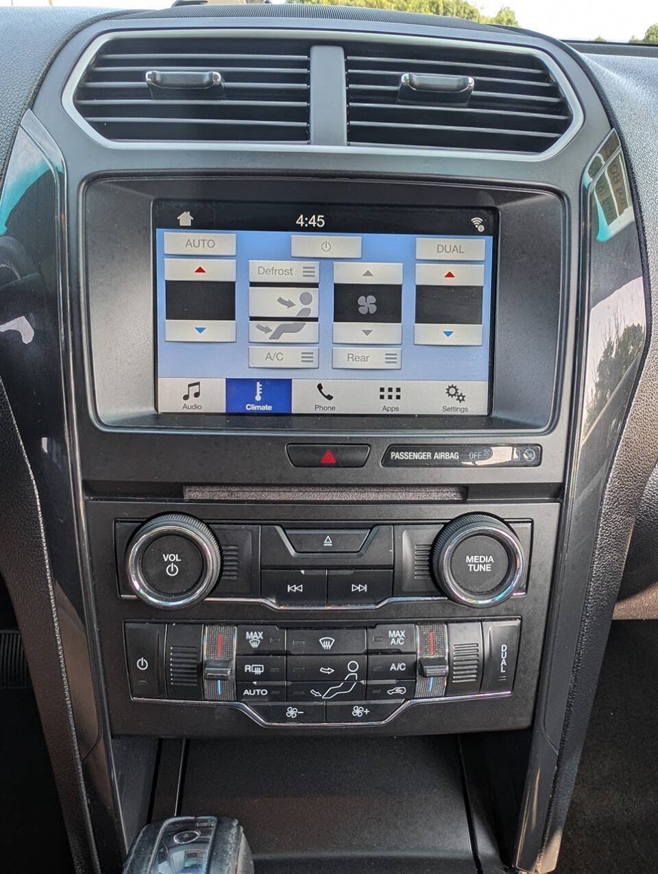Used 2017 Ford Explorer XLT w/ Equipment Group 201A AWD/4WD image 9
