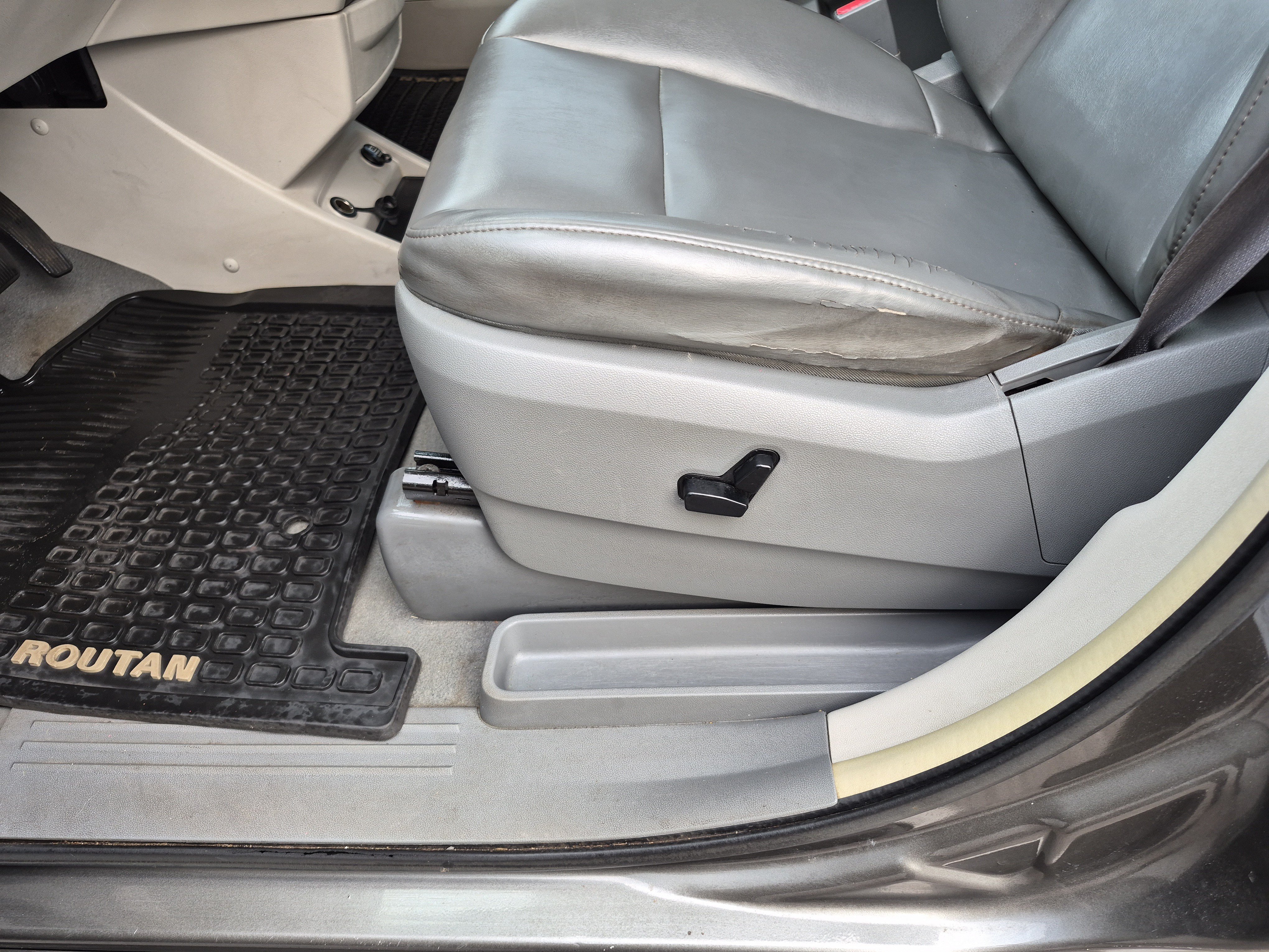 Used 2010 Volkswagen Routan SE FWD image 11