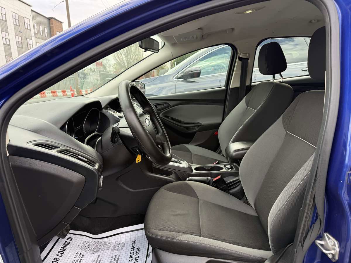 Used 2012 Ford Focus SE w/ SE Winter Pkg image 9