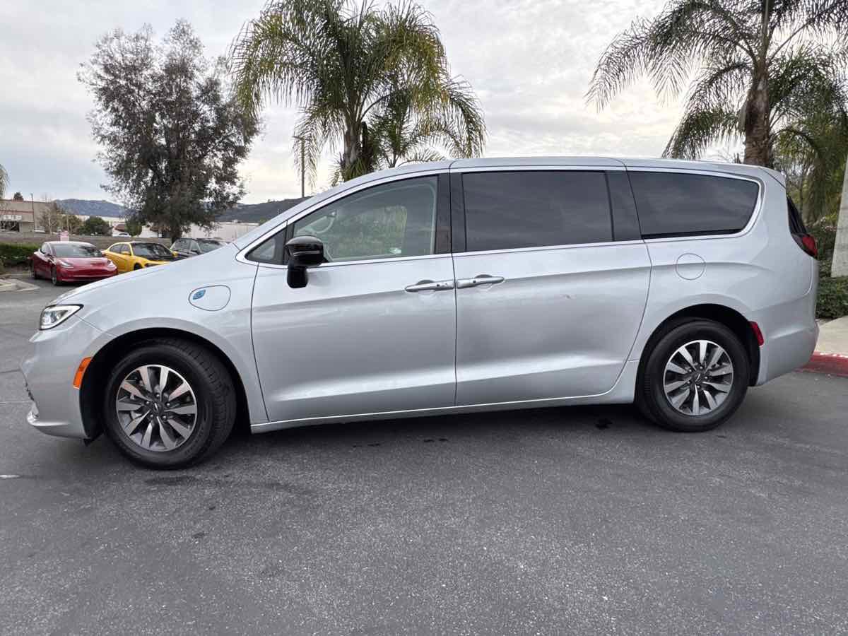 Used 2024 Chrysler Pacifica Select FWD image 17