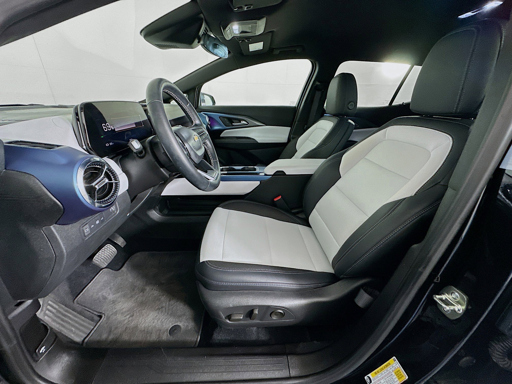 Used 2025 Chevrolet Equinox EV LT image 13