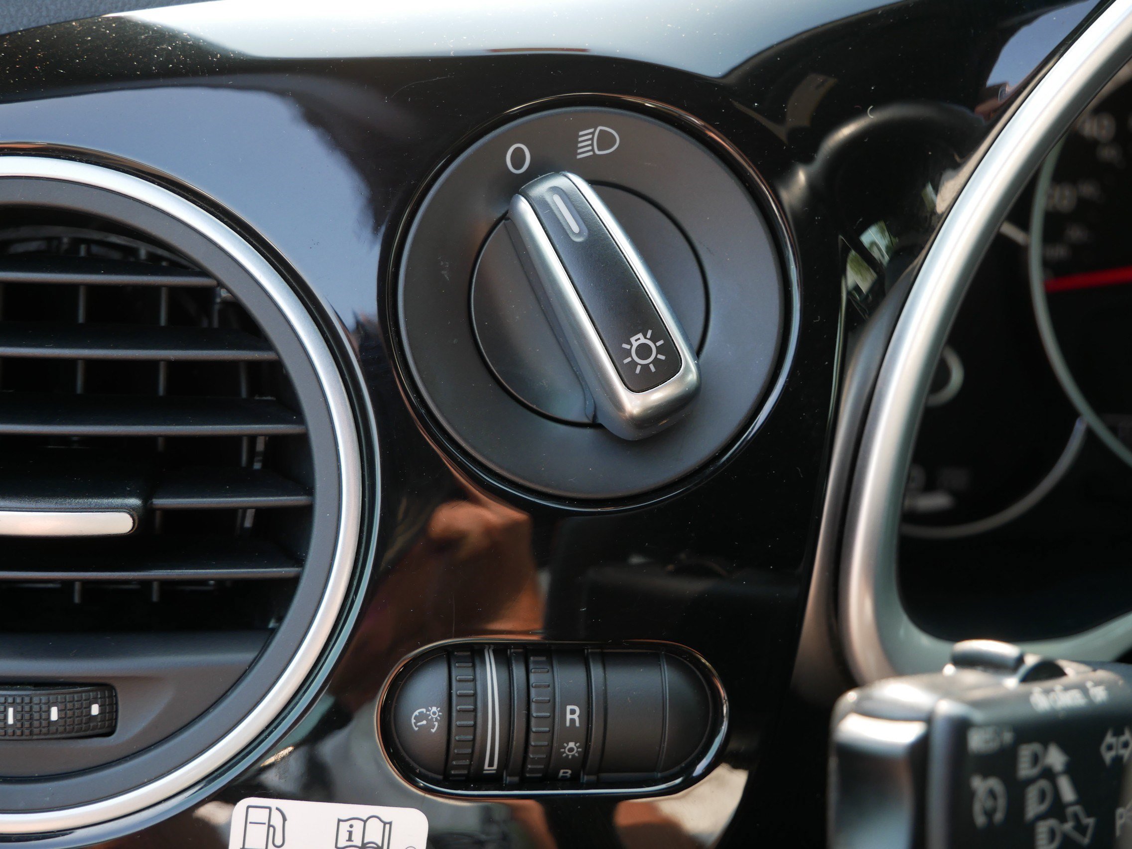 Used 2013 Volkswagen Beetle TDI FWD image 26