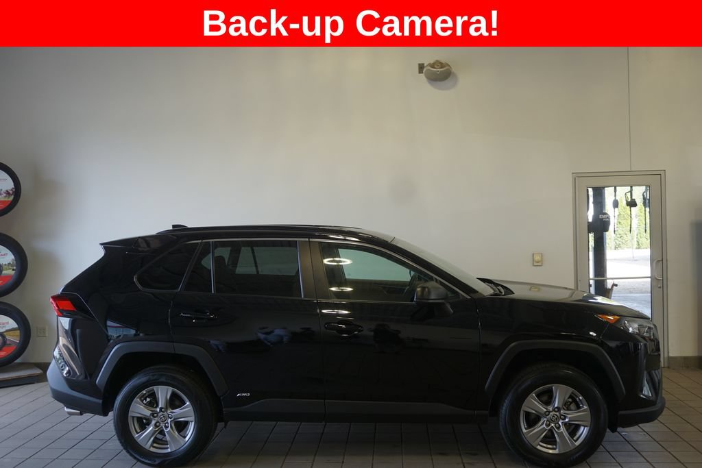 Used 2022 Toyota RAV4 LE AWD/4WD image 2