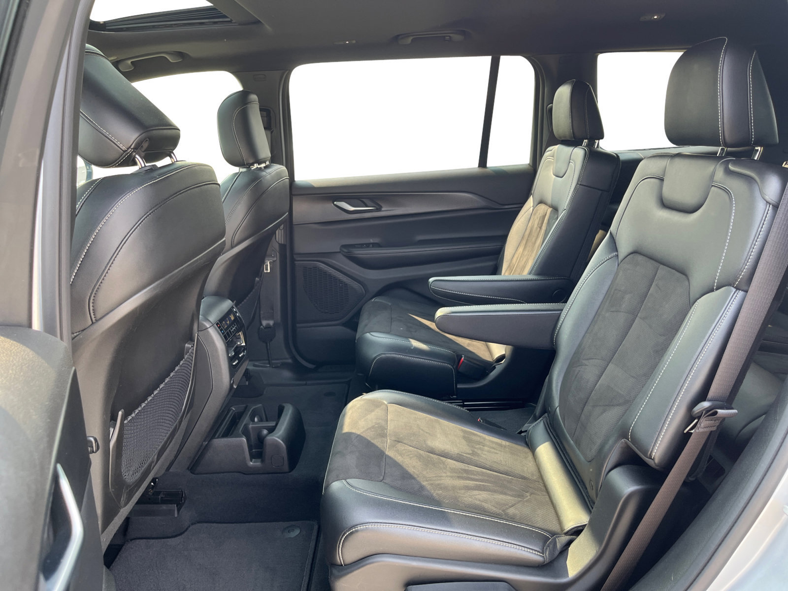 Used 2023 Jeep Grand Cherokee L Laredo AWD/4WD image 27