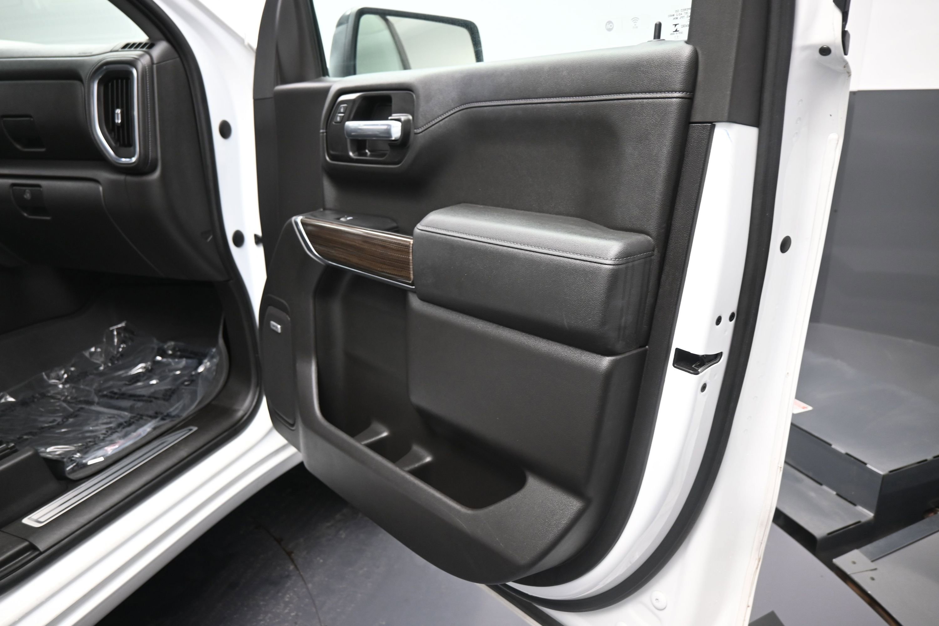 Used 2021 Chevrolet Silverado 1500 LT Trail Boss w/ Convenience Package II AWD/4WD image 21