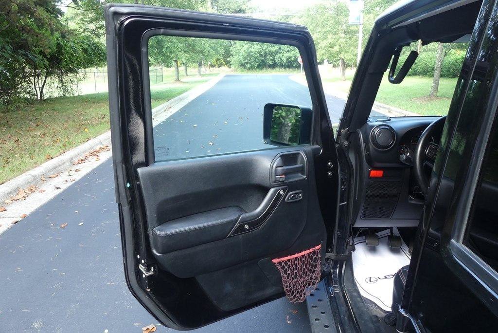 Used 2018 Jeep Wrangler Unlimited Rubicon AWD/4WD image 9