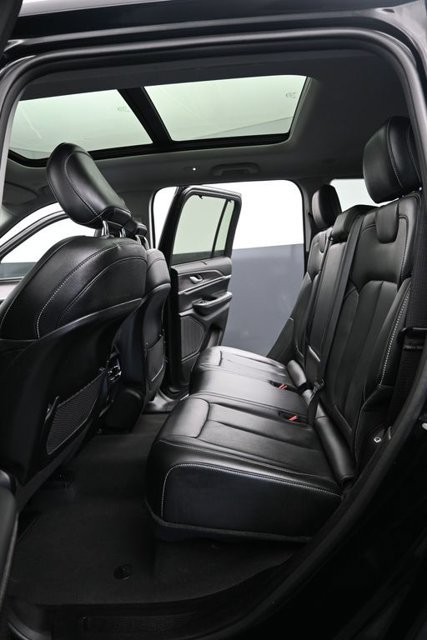 Used 2023 Jeep Grand Cherokee Limited w/ Luxury Tech Group II AWD/4WD image 9