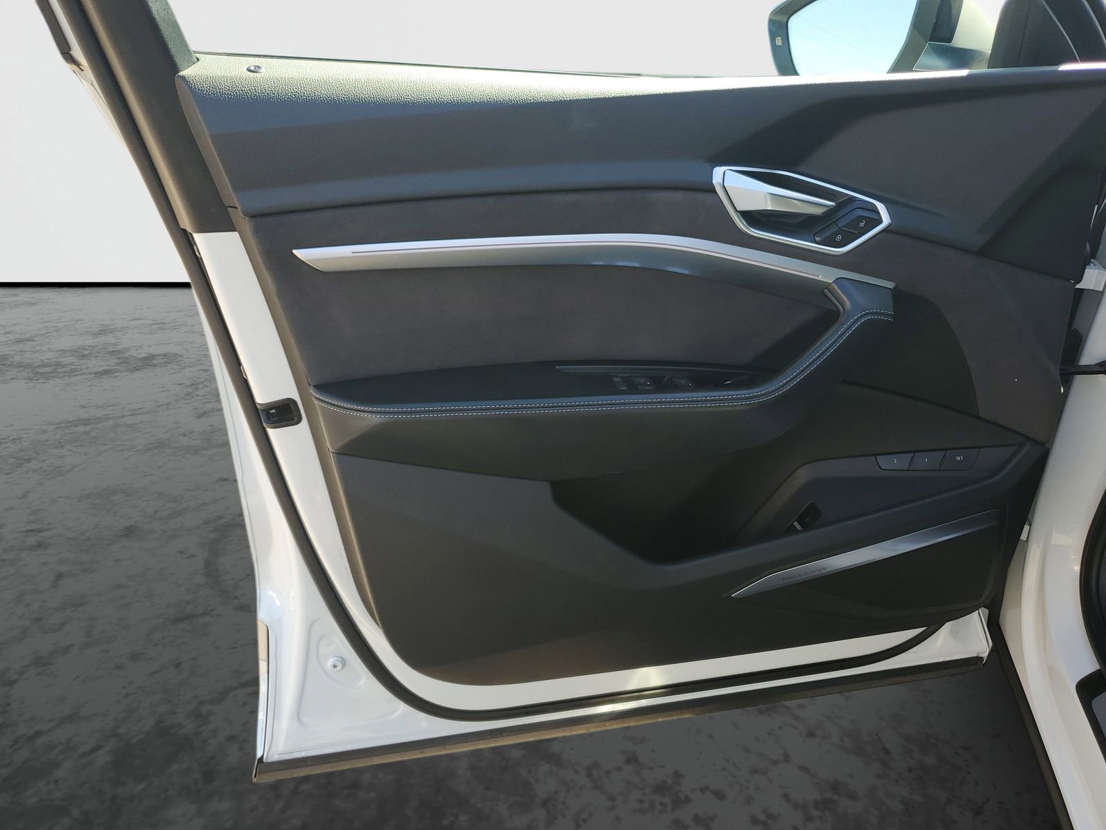Used 2023 Audi e-tron S Premium Plus image 20