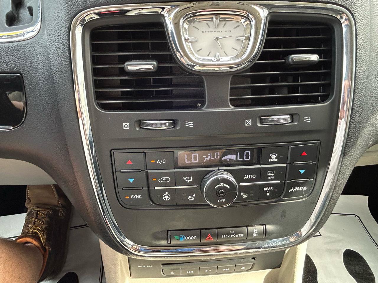 Used 2014 Chrysler Town & Country Touring-L FWD image 24