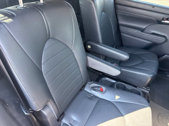 Used 2020 Toyota Highlander XLE AWD/4WD image 18
